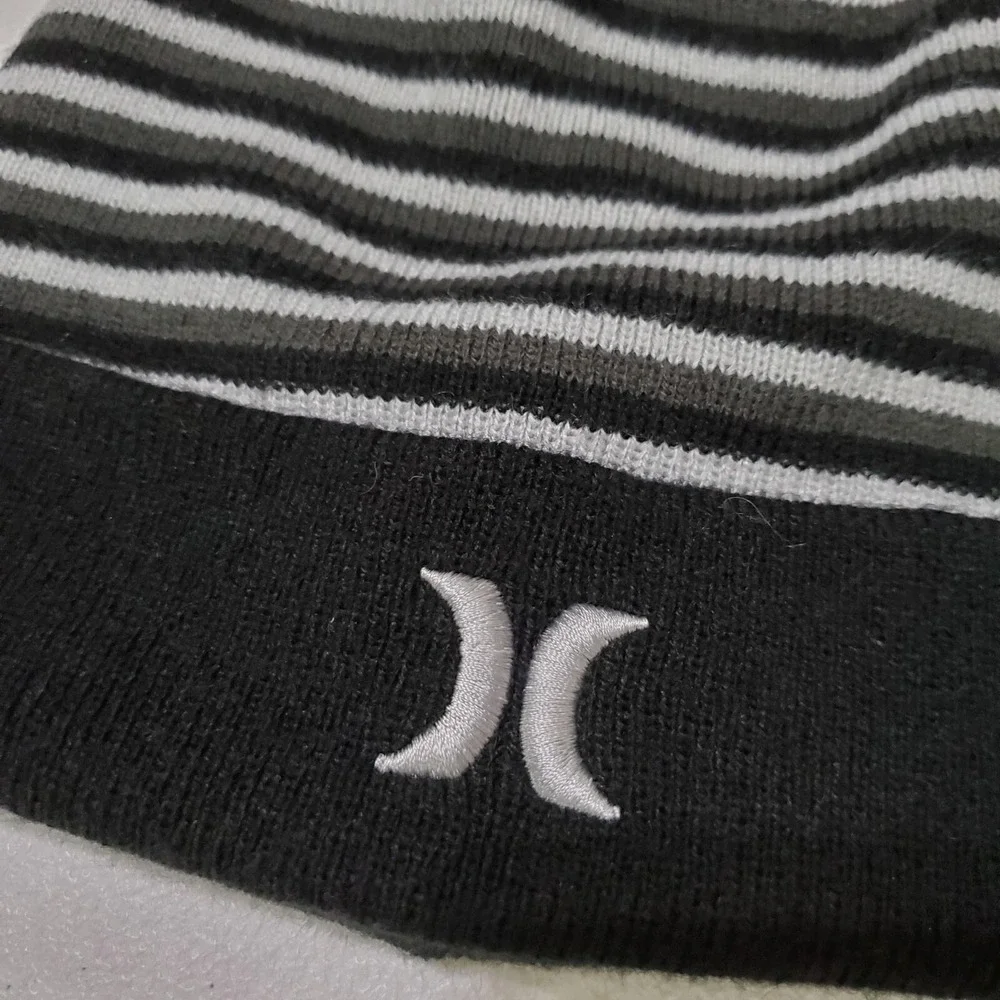 Hurley Boys Hat One Size Black White Striped Beanie Logo Embroidered Cuff Youth‎